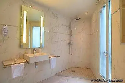 De L'empereur Hotel 3*